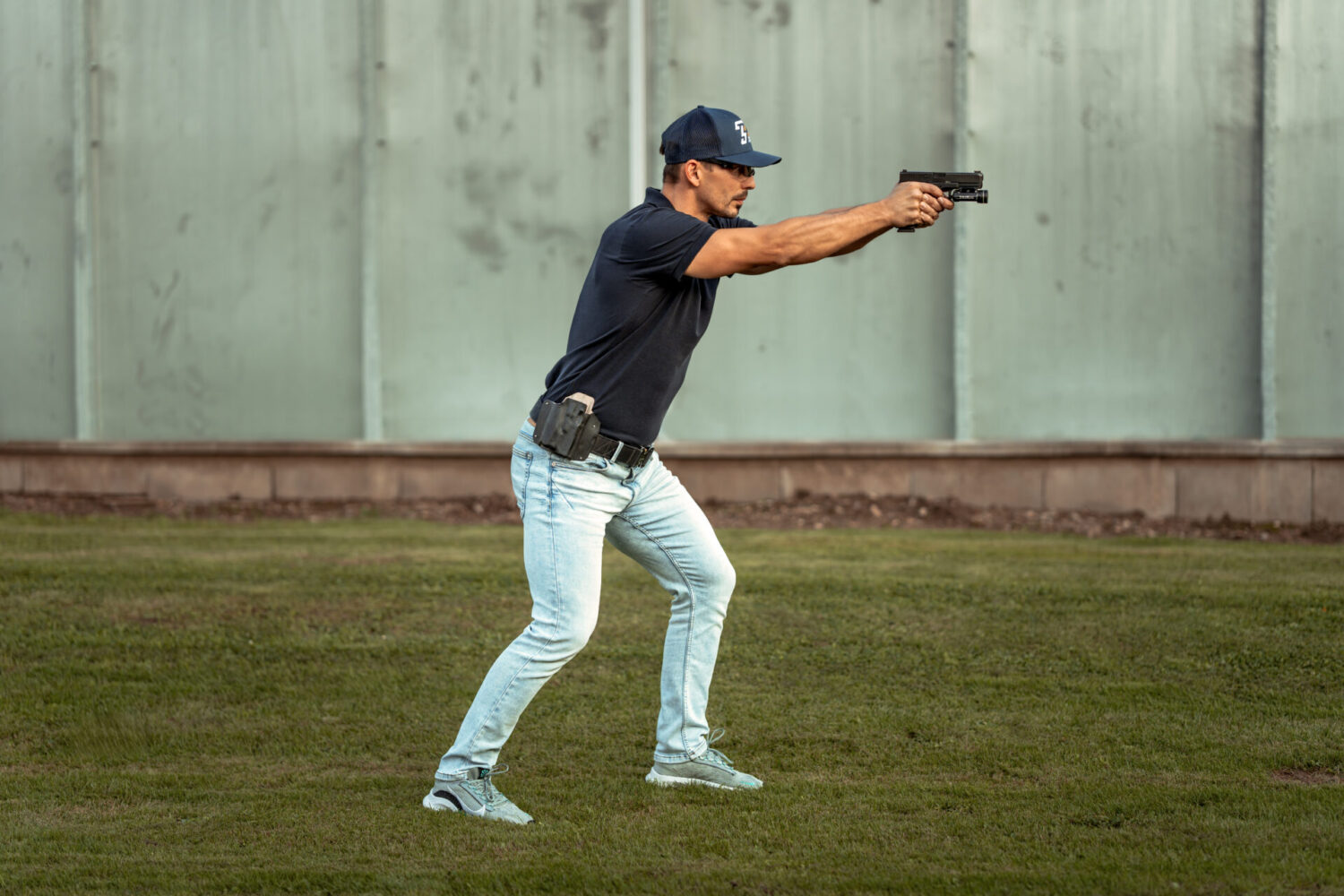 Střelec s pistolí mířící na cíl